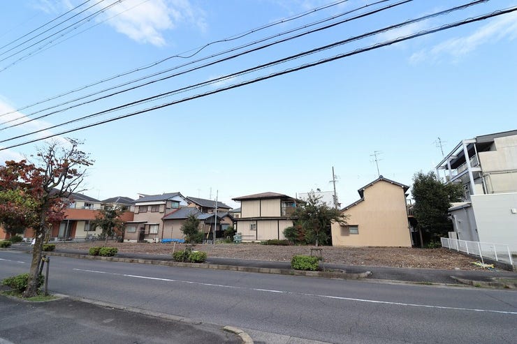 ◇前面道路◇
過ごす時間と共に刻々と表情を変えていく住まい、季節によってさまざまな表情を見せてくれるわが家は、時を重ね思いを紡ぐ場所です。ご家族の一家団欒を心ゆくまでお楽しみください。