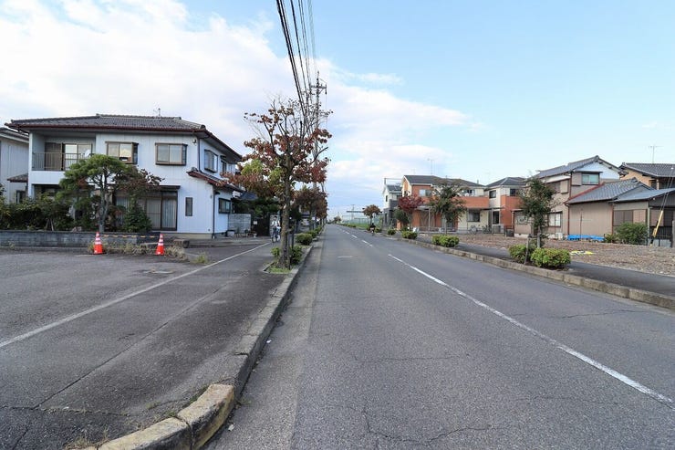 ◇前面道路◇
道路幅はゆとりある約12.0m。圧迫感がなく、街並みが開放的ですね。歩道もきちんとあるので、小さいお子様と手つないで横並びに歩いても安心な広さです。