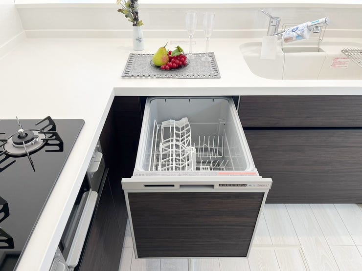 02.ビルトインタイプ食器洗乾燥機
通常の手洗いでは使用出来ないほど高温のお湯や高圧水流を使うことにより
汚れを効果的に落とすことができる。※イメージ写真