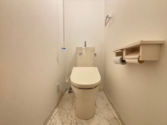 2階トイレ:就寝中でもすぐに使える2階にもトイレを設置。夜間の移動や朝の混雑時のストレスを軽減し、暮らしの利便性を向上させます。(2025年10月25日撮影)