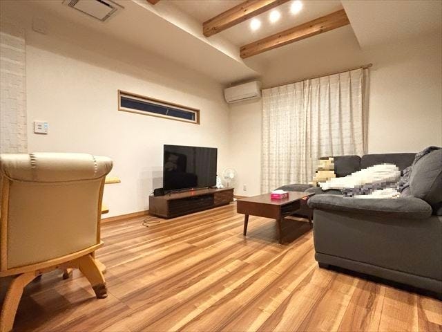 折り上げ天井が開放感と奥行きを演出し、空間をより広く見せます。デザイン性の高いLDKで、豊かな団らんのひとときをお過ごしください。(2025年10月25日撮影)