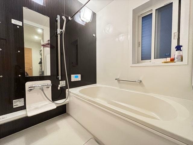 窓から自然の光と風を取り込める浴室です。湿気がこもりにくく、カビの発生を抑える衛生的な空間で、快適なバスタイムを過ごせます。(2025年10月25日撮影)