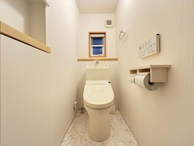 1階トイレ:窓で換気も採光も良好な、清潔感あるトイレです飾り棚には芳香剤や小物を飾れ、実用性とお洒落な雰囲気を両立させます。(2025年10月25日撮影)