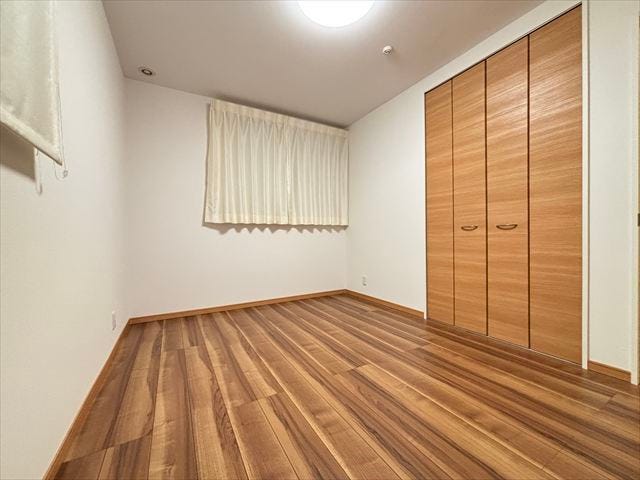 2階洋室6帖:二方向の窓で明るさと通風を確保した洋室です。クローゼット付きで衣類収納も安心。快適なプライベート空間を演出します。(2025年10月25日撮影)