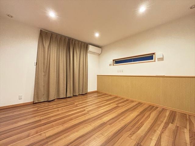 2階洋室8帖:広々8帖の洋室は、大型バルコニーに直結。開放感があり、洗濯物の取り込みもスムーズな、使い勝手の良いプライベート空間です。(2025年10月25日撮影)