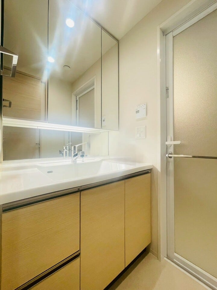 大きな鏡がついた洗面台☆
朝の身支度も捗りそうです♪