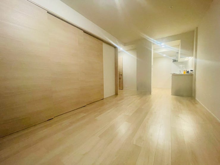 広々LDKは洋室との扉を開けることでより開放感のある空間に☆
床暖房もついており、寒い日も温かく過ごせます♪