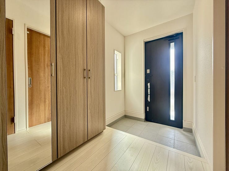 ◇玄関◇
使い勝手の良い下足収納があり、外から帰ってきて靴、レインコート、傘や外遊びグッズ等を収納するのに大変重宝します。明るく温かな雰囲気で家族の帰りや来訪者を出迎えてくれる玄関です。