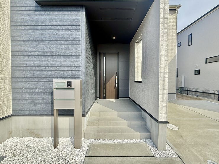 ◇エントランス◇
お家の顔となるエントランスは、木目調の玄関扉が魅力的です。ダウンライトも設置されていますので、玄関周りが明るく、暗い夜でもご家族やお客様を優しく迎えます。