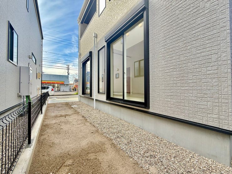 ◇庭付き◇
南に面したコンパクトなお庭です。手間をかけずお好みのお庭にしていただけます。プランターを使った家庭菜園やガーデニングはいかがですか。