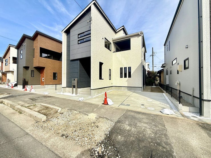 ◇駐車2台可◇
並列2台駐車可能なスペースを確保しています。ご夫婦でお車をお持ちの方や急な来客時にも安心です。駐車スペースにはお車だけでなく、自転車やバイクなども置いていただけます。