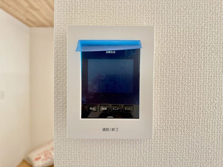 ◇TVモニター付インターホン◇
TVモニターで訪問者を確認してから会話することができますので、安心して対応していただけます。姿を見られたくない空き巣や不審者が嫌がるため、防犯効果も高まります。