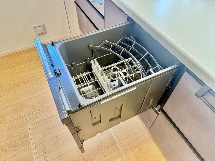 ◇食器洗浄乾燥機◇
洗い物に時間を縛られることが無くなり、空いた時間で他の家事をしたり、ご家族との時間も増えますね。加えて手荒れも防げてしかも節水が高い為、需要の高い設備です。