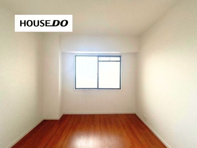 窓が有り、心地良い明かりが入って来る寝室♪