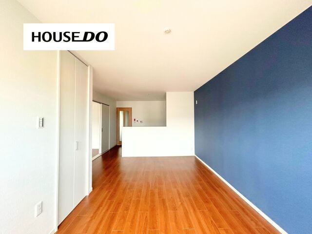 南向き10階で明るく、風通しのいいリビングです◎