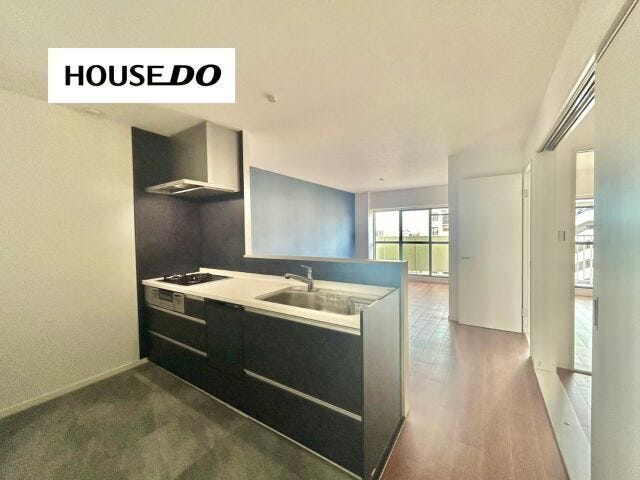 【キッチン】
キッチンは新調されています!キッチンフロアは、汚れが付きにくいタイル調のものを採用♪一気に上品な空間に◎