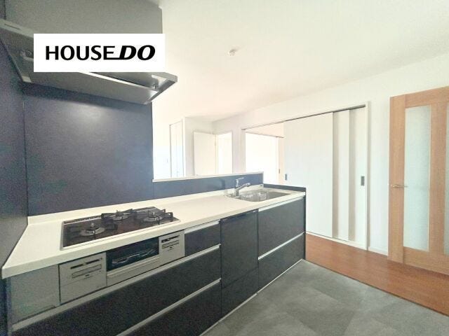 シックなデザインのキッチン!シンクも広いのでお料理・片付けしやすい◎