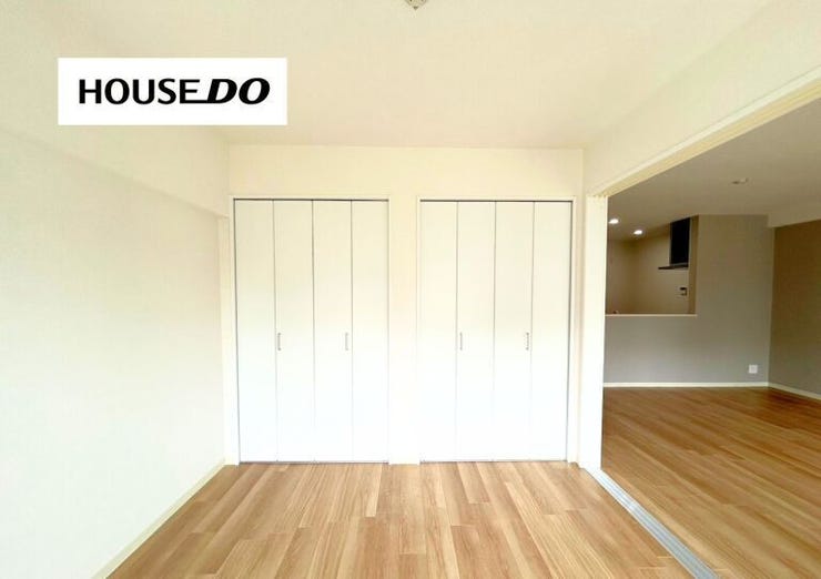 収納豊富な5.2帖洋室です♪