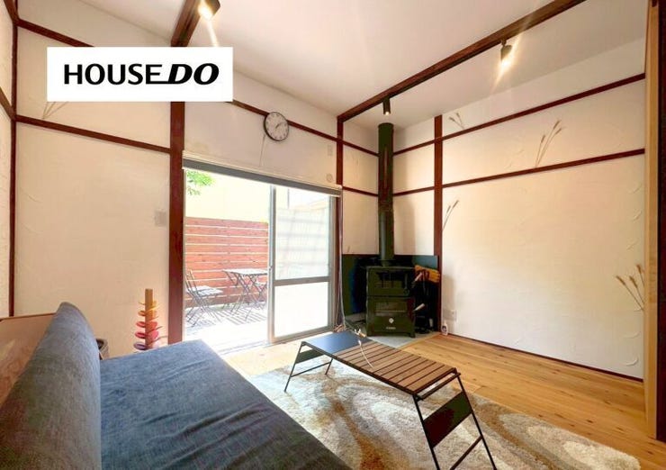 ウッドデッキに繋がるリビングで開放感◎