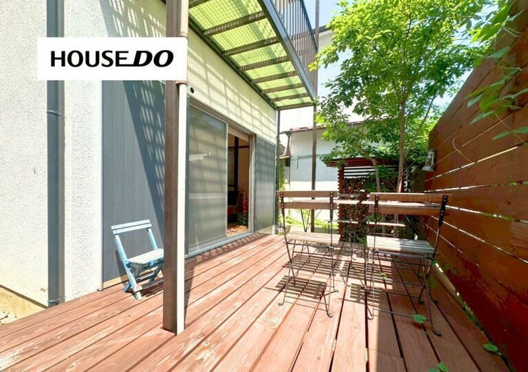 外には木の温もりを感じるウッドデッキテラスがあり、自然を感じながら朝食やカフェタイムを過ごせる特別な空間♪