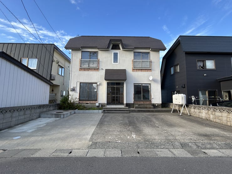 駐車スペースには4台並列駐車可能