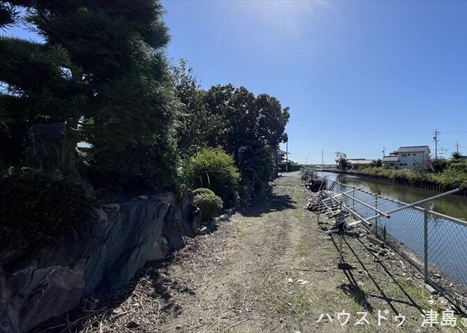 西側公道。お車で約5分のところに、コンビニ・スーパー・ドラッグストアがあります。