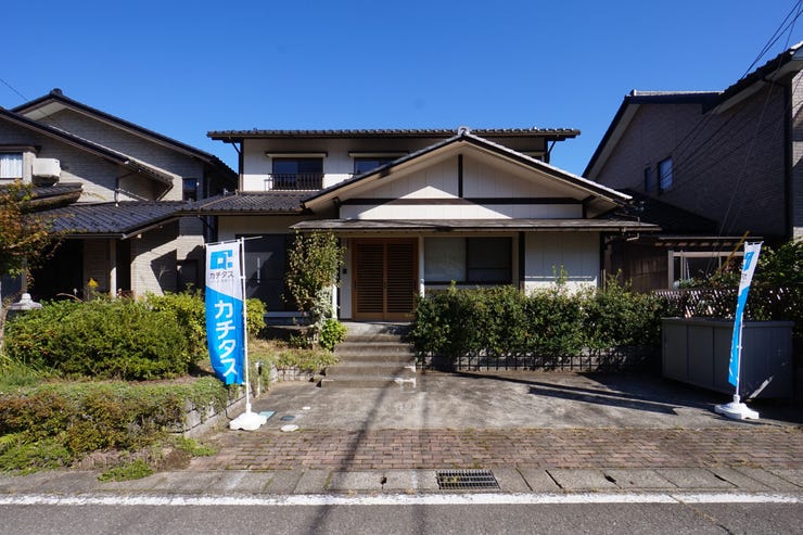 【外観】
5LDK、土地面積202.01㎡、建物面積135.43㎡。皆様よりのお問い合わせ心よりお待ちしております♪