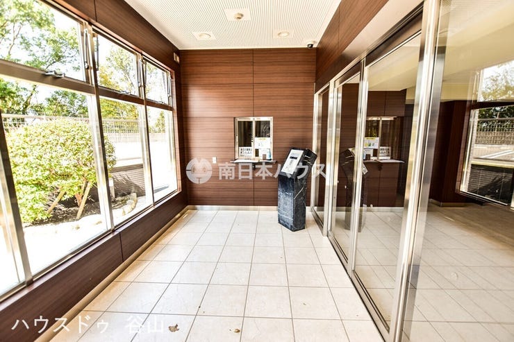 オーヴィジョン紫原のエントランス