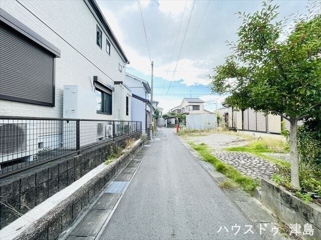 南側公道幅約3.0m。セットバック要。前面道路の交通量も多くないので落ち着いて駐車ができます♪スーパーが徒歩5分程のところに2つあるのでお買い物に便利なので暮らしやすさが続きます。