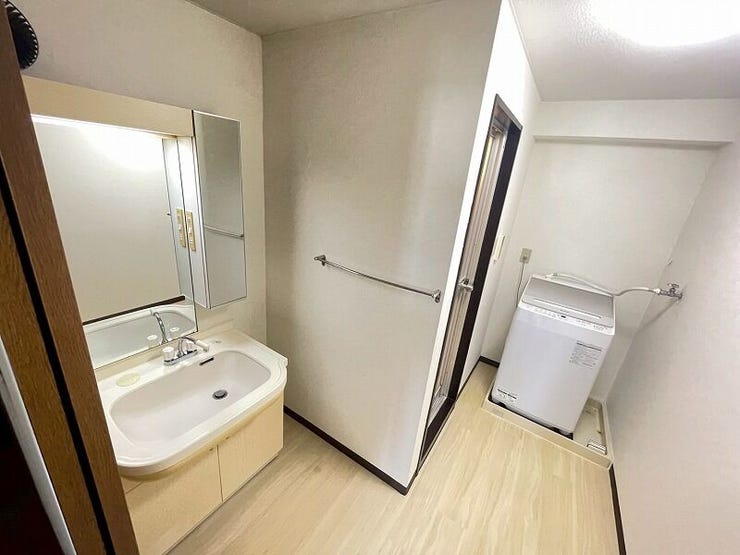 広々としたL字型の洗面所