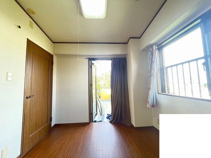 洋室のお部屋からバルコニーに行けます