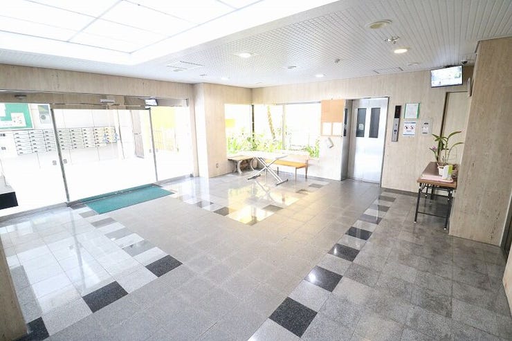 共有スペースのロビーとエレベーター