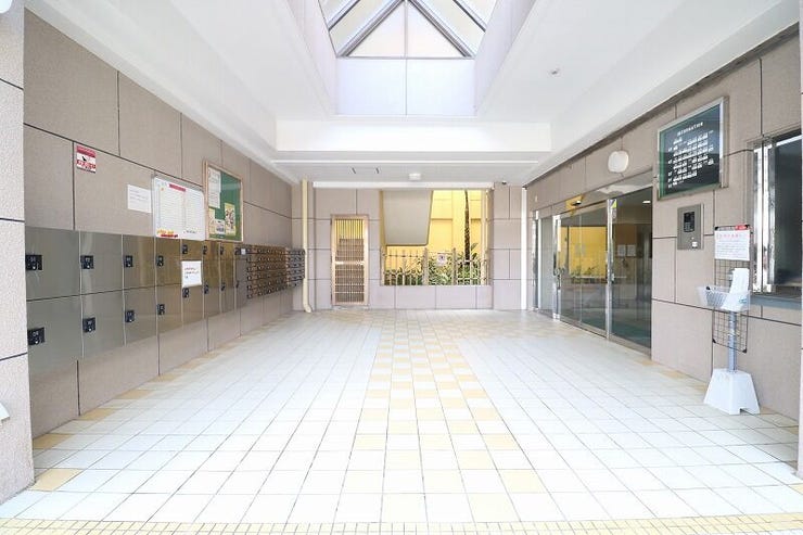 共有スペースのエントランスと郵便受け