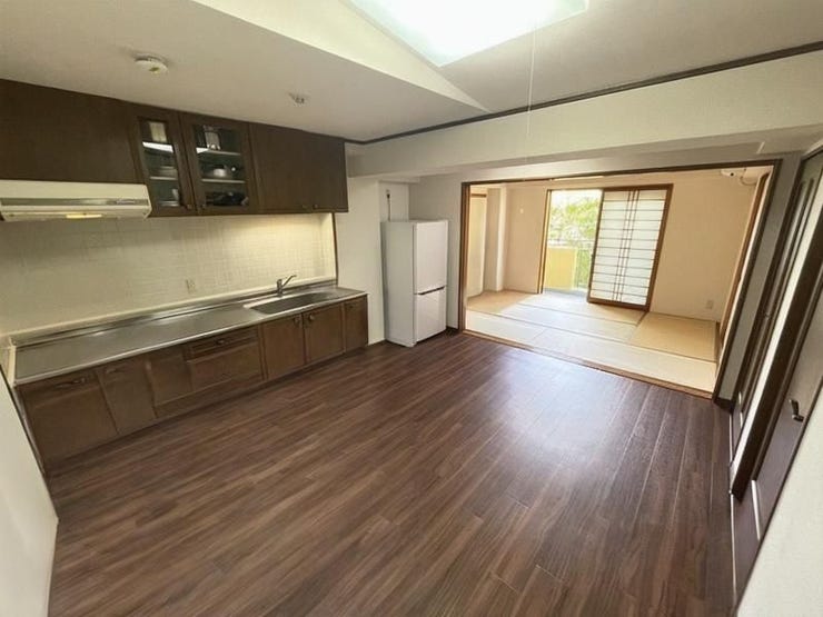 ※AIで家具家電を消しております
和室のお部屋のふすまを開くと開放感があります