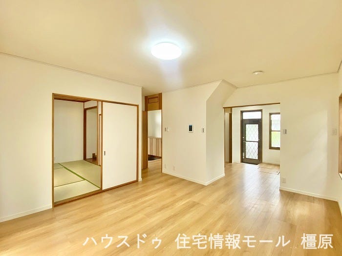 和室と続き間にして19.5帖の大きな空間としても利用できるリビングスペースです