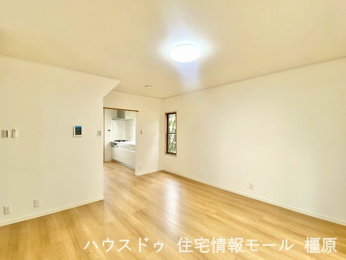 クロス貼替・フローリング上貼り工事を施工!ご家族皆様でゆったりくつろげるお部屋になりました