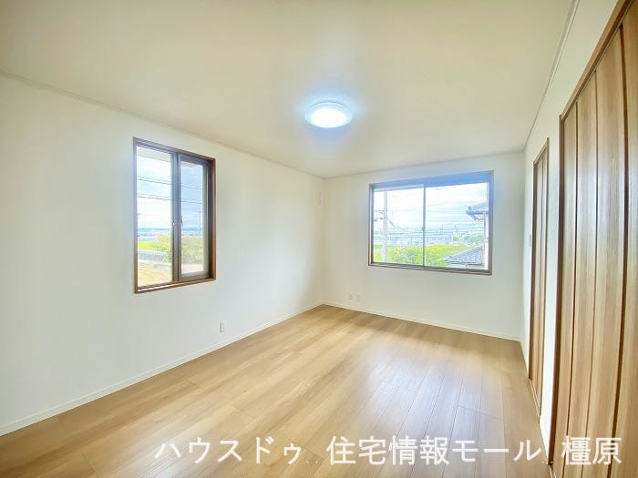 【約8帖】こちらのお部屋もクロス貼替、床材上貼り済です。主寝室にいかがでしょうか