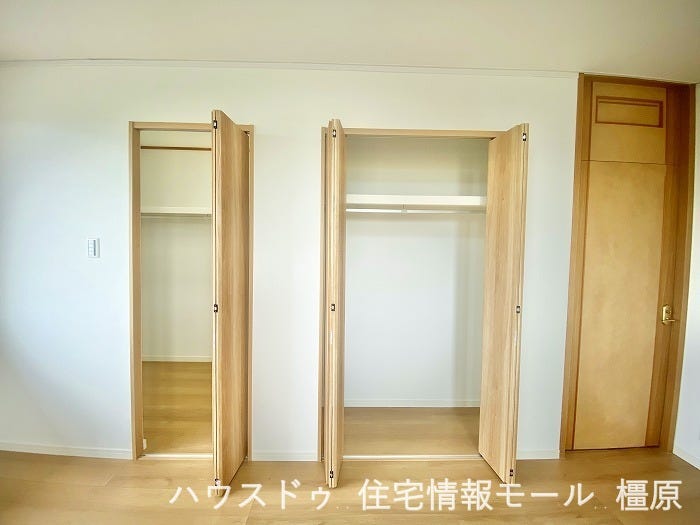 【約8帖】2か所の収納スペース。右側はウォークインクローゼットになっております