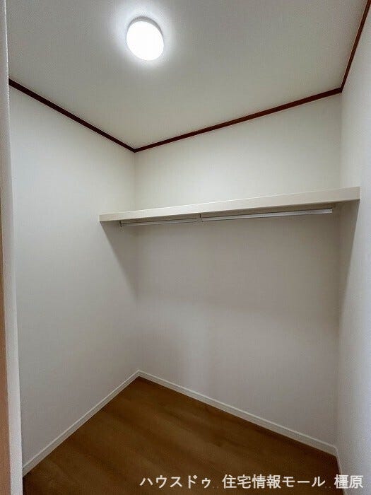 ウォークインクローゼットは洋服を掛けるだけでなく、物置などの大型収納としても活躍します。