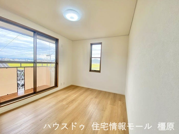 【約6帖】南向きバルコニーから日差しがたっぷり入ります