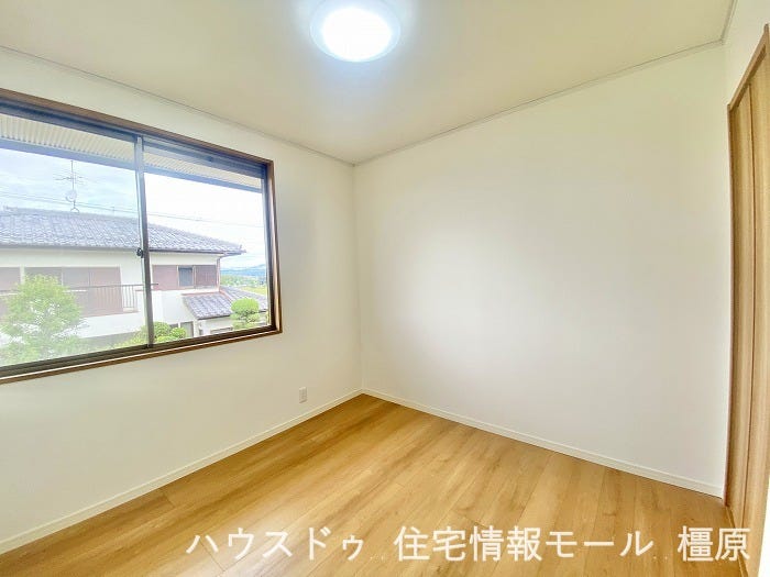 約4.5帖のサービスルームは洋室仕様になっており、居室としても利用可能です