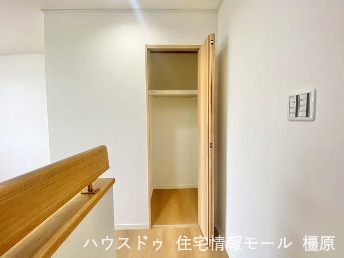 廊下にも収納スペースがございます