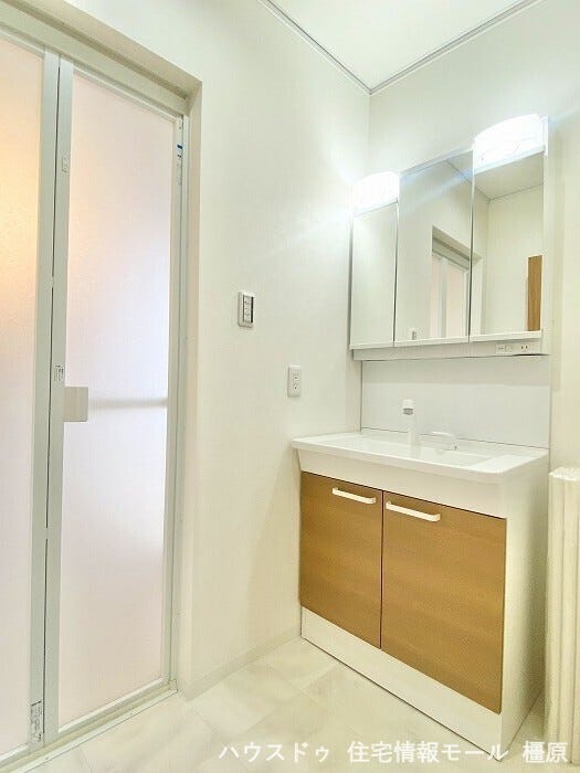 洗面台は便利なシャワー付へ新調しております