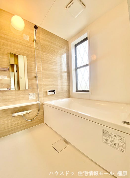 壁・天井まで一式新調されました。便利な追い炊き機能を完備!