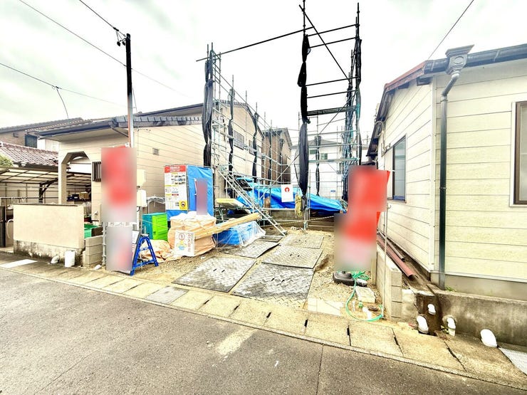 ◇外観写真◇
LDKは広々約20帖。家族が集まって食事をしたり、くつろいだりするのにゆとりのある広さです。
キッチン横にパントリーを確保しているので、助かりますね♪