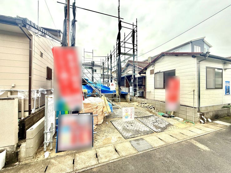 ◇外観写真◇
間口が十分にあり、並列2台止められます。ご夫婦でお車をお持ちの方も安心です。駐車スペースにはお車だけでなく、自転車やバイクなども置いていただけそうです。