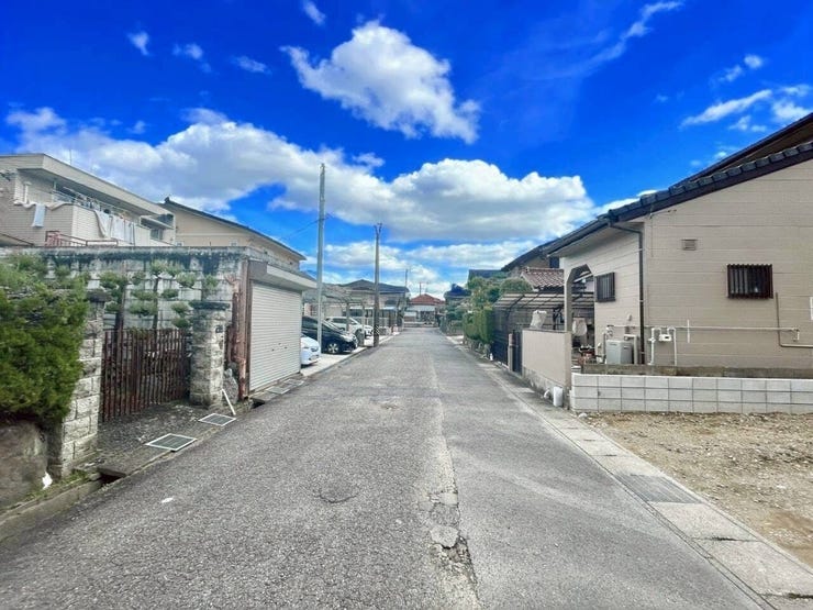 ◇前面道路◇
過ごす時間と共に刻々と表情を変えていく住まい、季節によってさまざまな表情を見せてくれるわが家は、時を重ね思いを紡ぐ場所です。ご家族の一家団欒を心ゆくまでお楽しみください。