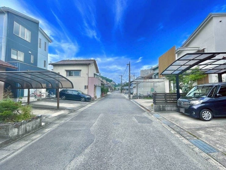 ◇前面道路◇
道路幅はゆとりある約6.0m。車2台が安心してすれ違うことのできる幅です。事故率や歩行者の安全性、騒音などを考えると程よい幅なのではないでしょうか。