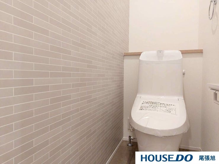 【トイレ】明るく、ひろびろとしたトイレです。掃除もしやすく、綺麗を保てます。ご自分の好きなアロマや芳香剤を置いて落ち着く空間を演出するもの良いですね♪1人になれる空間ですから、リラックスしたいですね。