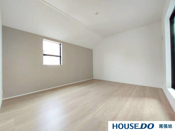 【洋室】明るい雰囲気の洋室です。広々とした明るいお部屋で、陽射しもたっぷり入ってきます。収納もご夫婦の衣類がたっぷり収納できるクローゼットがございます。ご夫婦のご主寝室にいかがでしょうか♪